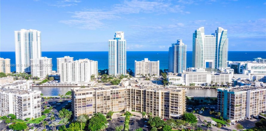 Condominio en Hallandale Beach, Florida, 3 dormitorios  № 1316045