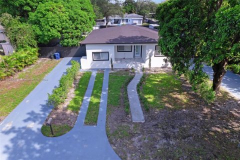 House in Miami, Florida 3 bedrooms, 125.88 sq.m. № 1236012 - photo 4