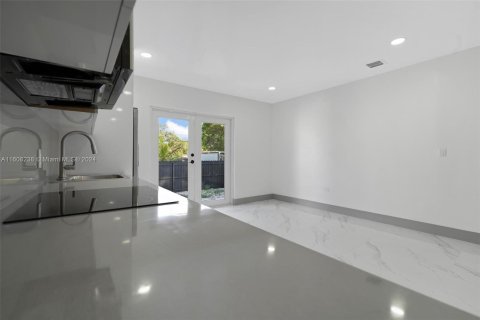 House in Miami, Florida 3 bedrooms, 125.88 sq.m. № 1236012 - photo 11