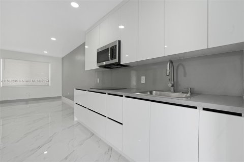 House in Miami, Florida 3 bedrooms, 125.88 sq.m. № 1236012 - photo 8