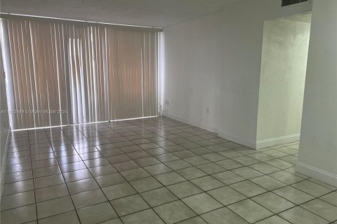 Condominio en alquiler en Miami, Florida, 2 dormitorios, 95.32 m2 № 1356963 - foto 9