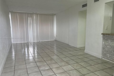 Condominio en alquiler en Miami, Florida, 2 dormitorios, 95.32 m2 № 1356963 - foto 1