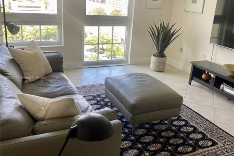 Condominio en alquiler en Miami, Florida, 1 dormitorio, 69.68 m2 № 1356964 - foto 3