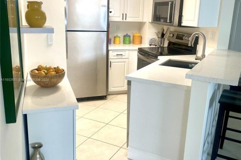 Condo in Miami, Florida, 1 bedroom  № 1356964 - photo 5