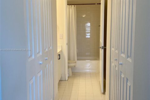 Condo in Miami, Florida, 1 bedroom  № 1356964 - photo 13