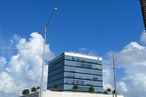 Propiedad comercial en venta en Miami, Florida № 855808 - foto 7