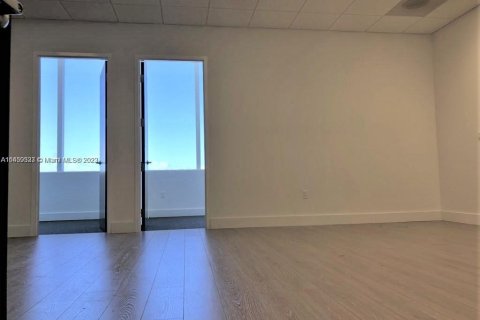 Propiedad comercial en venta en Miami, Florida № 855808 - foto 20