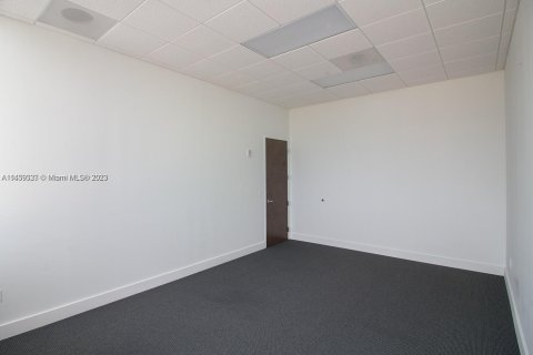 Commercial property in Miami, Florida № 855808 - photo 24