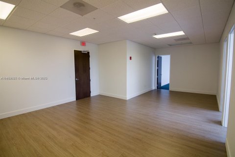 Commercial property in Miami, Florida № 855808 - photo 13