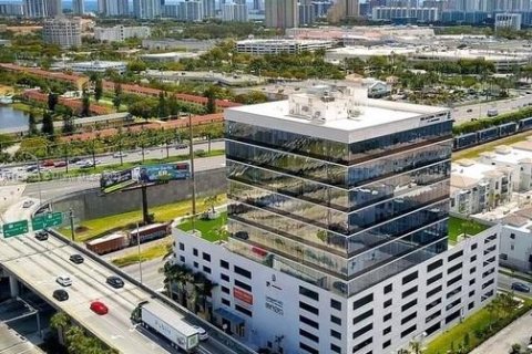 Propiedad comercial en venta en Miami, Florida № 855808 - foto 6