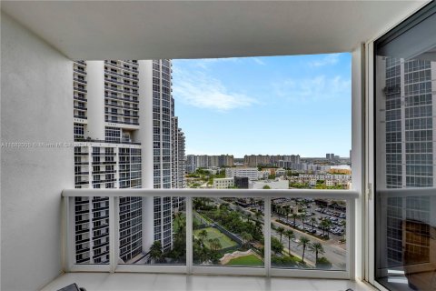 Condo in Sunny Isles Beach, Florida, 2 bedrooms  № 1413805 - photo 11