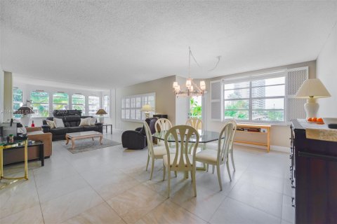 Condominio en venta en Hallandale Beach, Florida, 3 dormitorios, 165.37 m2 № 874233 - foto 2