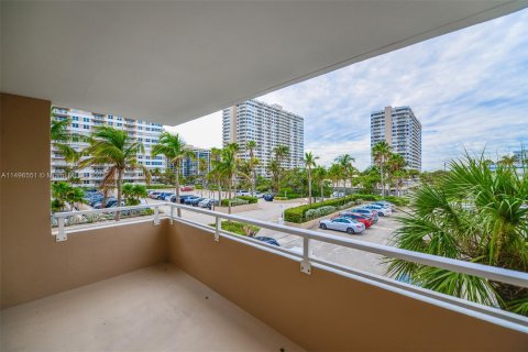 Condominio en venta en Hallandale Beach, Florida, 3 dormitorios, 165.37 m2 № 874233 - foto 20