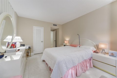 Condominio en venta en Hallandale Beach, Florida, 3 dormitorios, 165.37 m2 № 874233 - foto 11