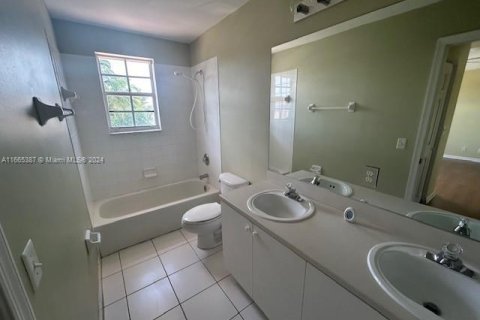 House in Lauderhill, Florida 3 bedrooms, 152.82 sq.m. № 1377677 - photo 15