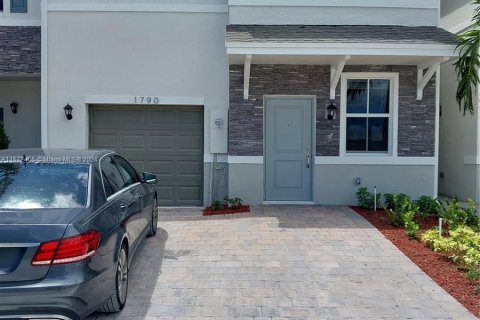 Townhouse in Homestead, Florida 4 bedrooms, 169.64 sq.m. № 1128634 - photo 1