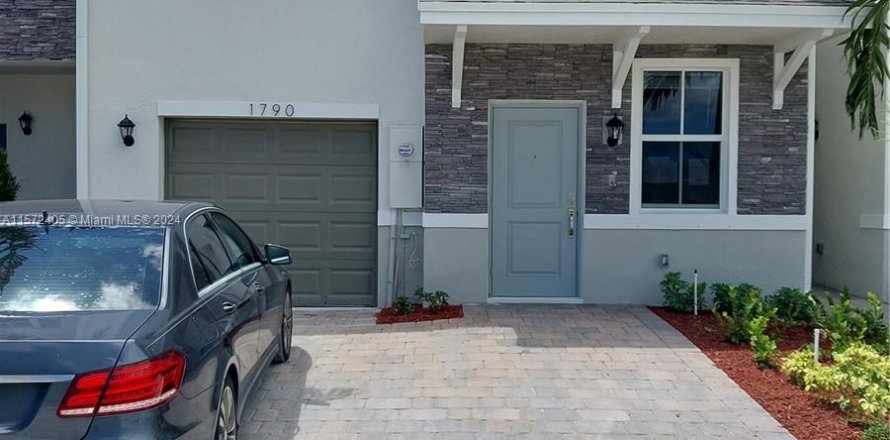 Townhouse in Homestead, Florida 4 bedrooms, 169.64 sq.m. № 1128634