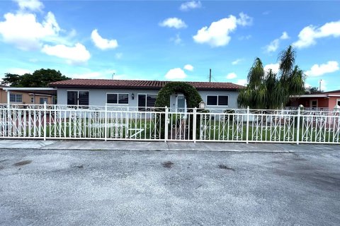 Casa en venta en Hialeah, Florida, 3 dormitorios, 149.39 m2 № 1385742 - foto 1