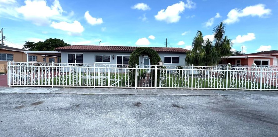 House in Hialeah, Florida 3 bedrooms, 149.39 sq.m. № 1385742