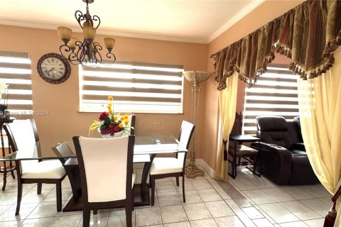 Casa en venta en Hialeah, Florida, 3 dormitorios, 149.39 m2 № 1385742 - foto 7