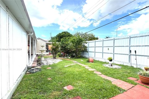 House in Hialeah, Florida 3 bedrooms, 149.39 sq.m. № 1385742 - photo 25