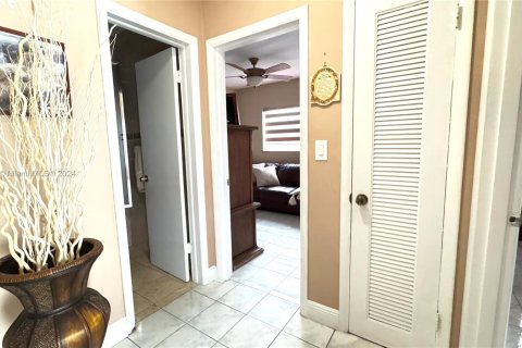 Casa en venta en Hialeah, Florida, 3 dormitorios, 149.39 m2 № 1385742 - foto 10