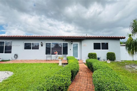 Casa en venta en Hialeah, Florida, 3 dormitorios, 149.39 m2 № 1385742 - foto 2