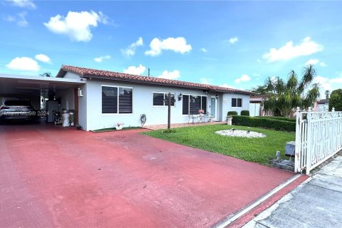 Casa en venta en Hialeah, Florida, 3 dormitorios, 149.39 m2 № 1385742 - foto 3