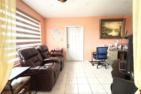 House in Hialeah, Florida 3 bedrooms, 149.39 sq.m. № 1385742 - photo 8