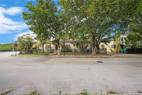 Commercial property in Miami, Florida № 180437 - photo 2