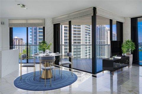 Condominio en venta en Aventura, Florida, 2 dormitorios, 196.95 m2 № 780351 - foto 3