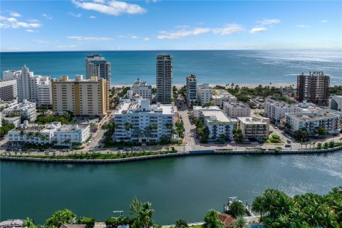 Condo in Miami Beach, Florida, 2 bedrooms  № 1401155 - photo 25