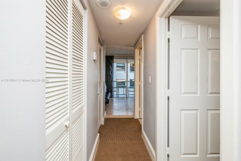 Condo in Miami, Florida, 1 bedroom  № 1232783 - photo 21