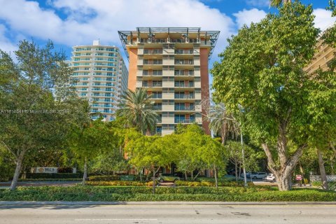 Condo in Miami, Florida, 1 bedroom  № 1232783 - photo 1