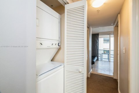 Condo in Miami, Florida, 1 bedroom  № 1232783 - photo 22