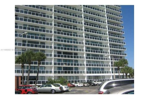 Condo in Aventura, Florida, 2 bedrooms  № 919520 - photo 17