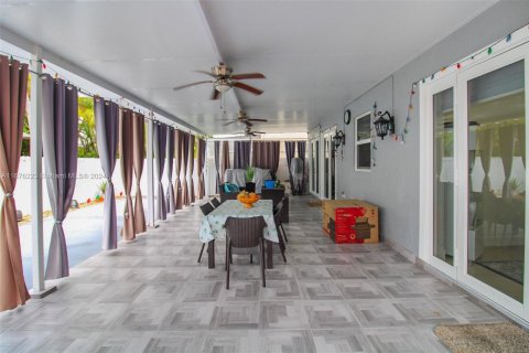 House in Miami, Florida 4 bedrooms, 180.23 sq.m. № 1401696 - photo 12