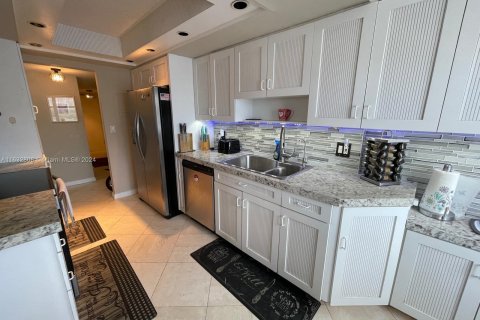 Condo in Aventura, Florida, 2 bedrooms  № 1306482 - photo 11