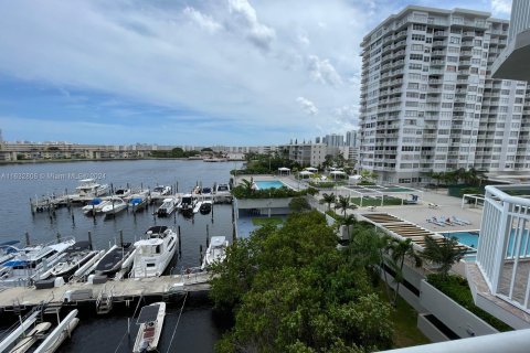 Condo in Aventura, Florida, 2 bedrooms  № 1306482 - photo 3