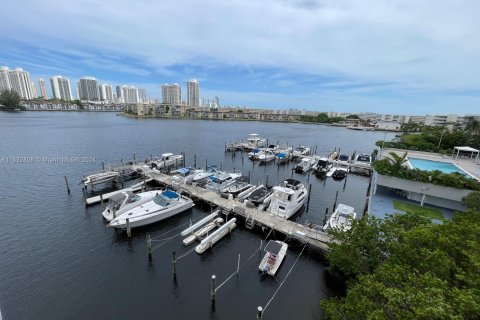 Condo in Aventura, Florida, 2 bedrooms  № 1306482 - photo 22