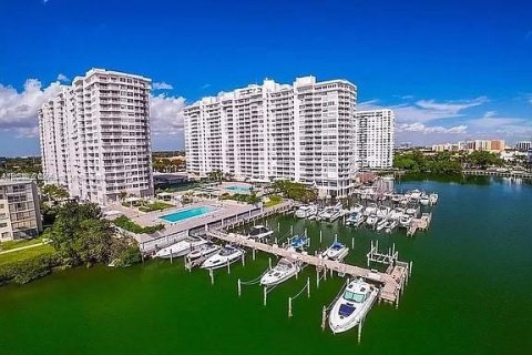 Condo in Aventura, Florida, 2 bedrooms  № 1306482 - photo 1