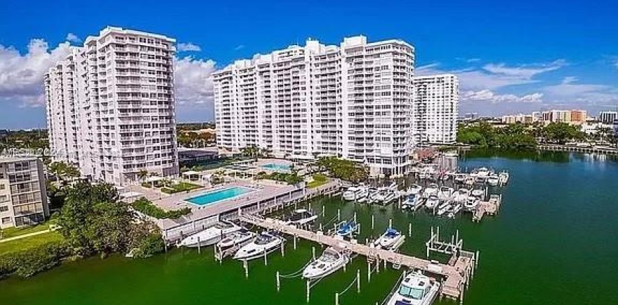 Condominio en Aventura, Florida, 2 dormitorios  № 1306482