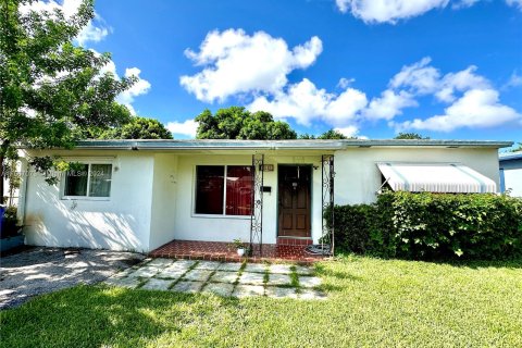 Casa en venta en Hollywood, Florida, 3 dormitorios, 125.98 m2 № 1370371 - foto 1