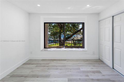 Condo in Miami, Florida, 2 bedrooms  № 1370413 - photo 16