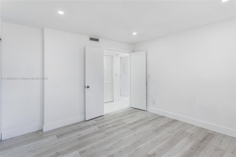 Copropriété à louer à Miami, Floride: 2 chambres, 142.88 m2 № 1370413 - photo 17