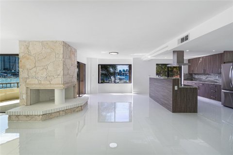 Condominio en alquiler en Miami, Florida, 2 dormitorios, 142.88 m2 № 1370413 - foto 12