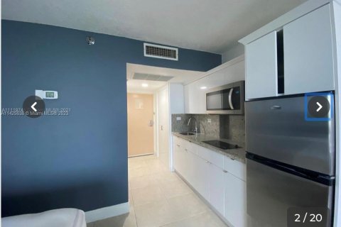 Condominio en alquiler en Sunny Isles Beach, Florida, 33.44 m2 № 634054 - foto 1