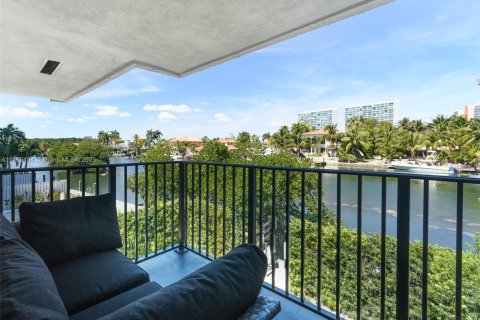 Townhouse in Sunny Isles Beach, Florida 4 bedrooms № 777781 - photo 24