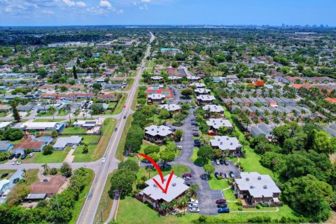 Townhouse in Lake Worth, Florida 3 bedrooms, 147.34 sq.m. № 1187607 - photo 11