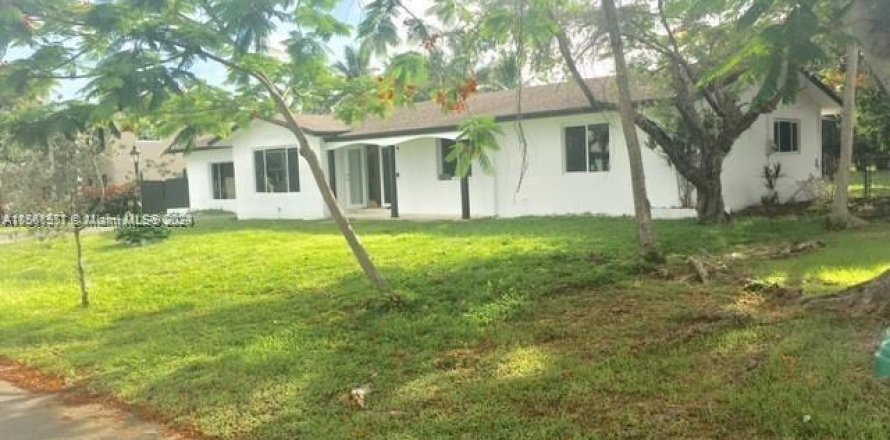 House in Palmetto Bay, Florida 4 bedrooms, 343.46 sq.m. № 1098380
